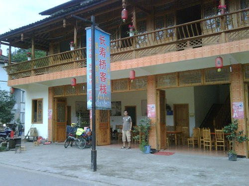 上里，吃午饭的地方，贵，菜量少，难吃啊~