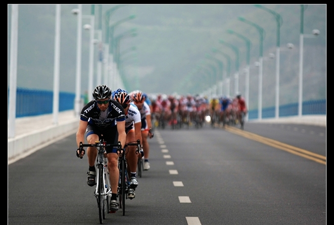 队员Brendan带领大组通过大桥