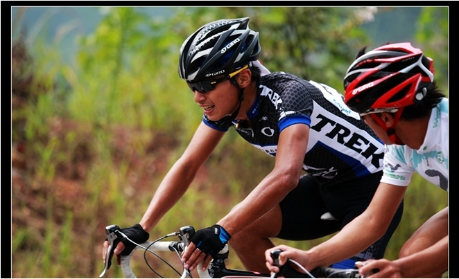 崔伊浩在比赛最后阶段成功进入第一集团，等待冲刺