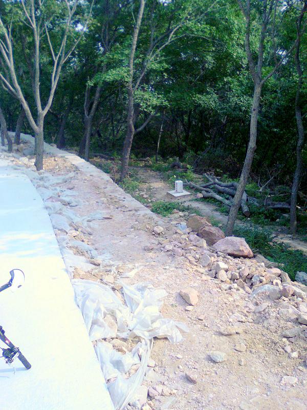 乱坟圈小道入口.jpg