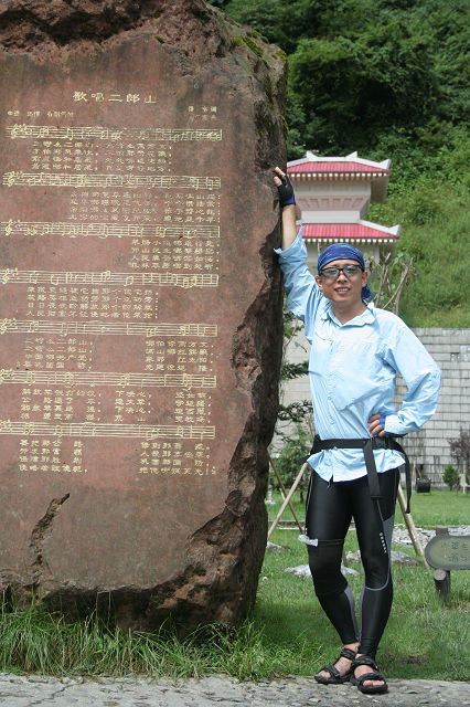 注意看这张，背景恰到好处，表现了老醋为朋友两肋插刀的大无畏精神