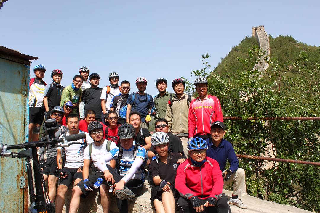 带长城的集体照