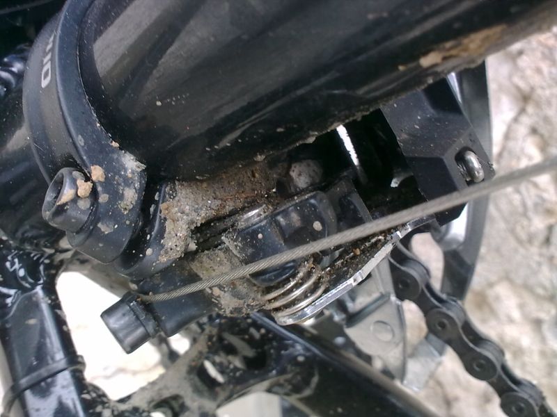 卡在前拨的小石头