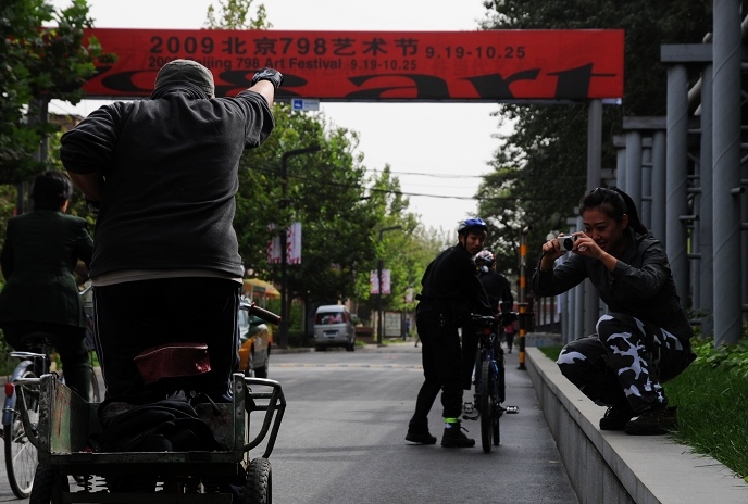 一个熊伟的雕像