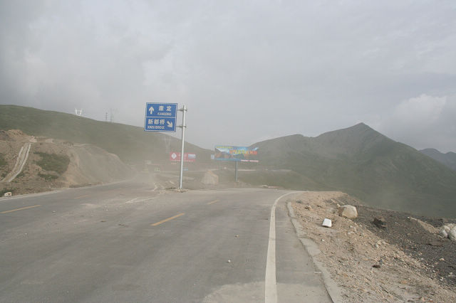 这是从反方向拍的，下折多的时候要走小的那条路，切记！