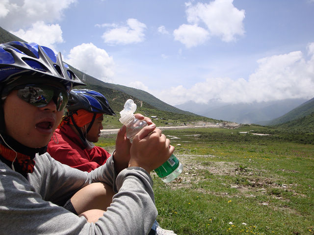 这张是我们队的小夏和其他队的夏夏，俩人灰常有缘分，一路谈论着怎么搭车一路就上了山顶，很是神奇 ...