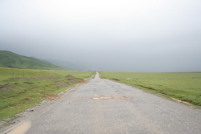 也有坑坑洼洼的路段，不过还好，不是很长