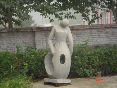 哎呀，裙子怎么破了个洞，这可怎么办，女神很尴尬