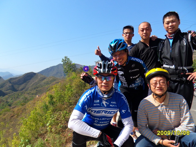 第一张合影，放在路墩子上拍滴