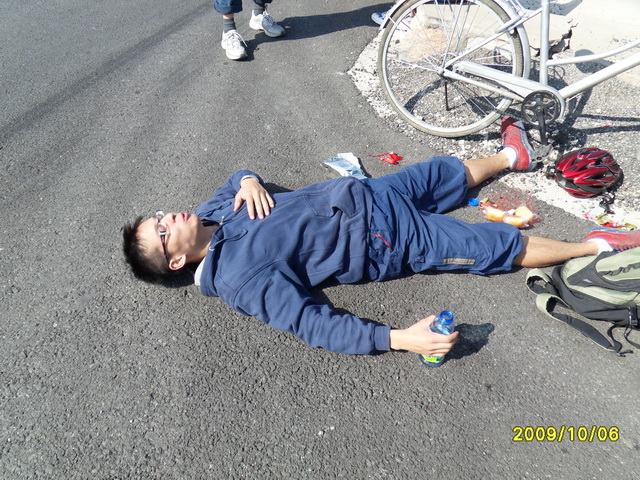 第二坡顶，乌鸦吃了一堆面包、火腿，让我歇歇。当然垃圾是收好地，没有乱扔 ...