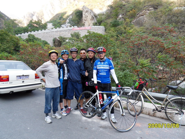 找人拍了个合影，忘记带盔了