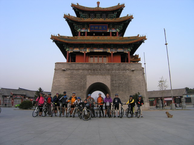 我照得唯一一张合影，凑合着看吧，好歹楼还完整