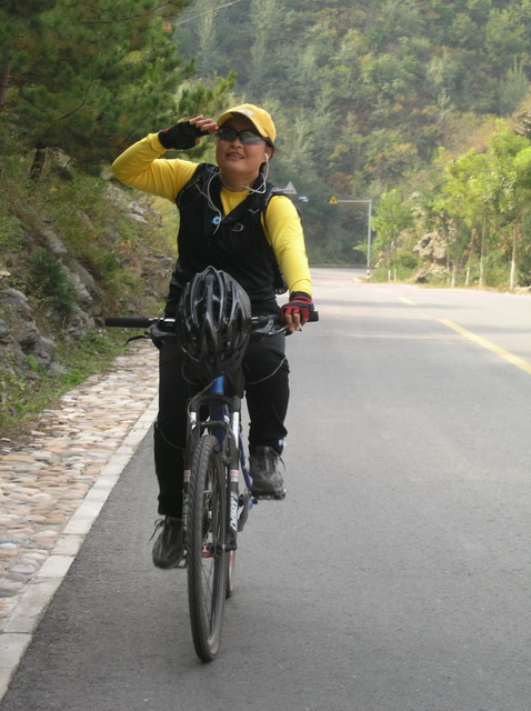 女中豪杰麻小儿。第一个骑上解字石的女生！