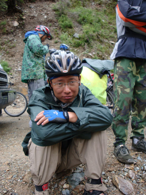 这位大叔被天灾摧残的……头插杂草，两眼无神，目光呆滞，可怜的人啊