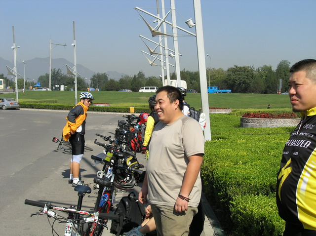 在西关环岛休息时，灿烂的阳光照着馄饨那圆嘟嘟的脸蛋，煞是可爱。