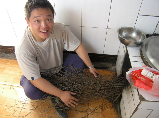 懒猫儿家中，P 大爷亲自给大家烧火下面