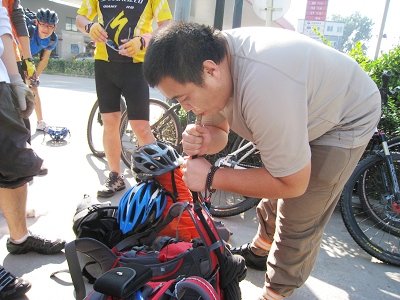 发能量粉也是件辛苦事，赶紧喝口水的。