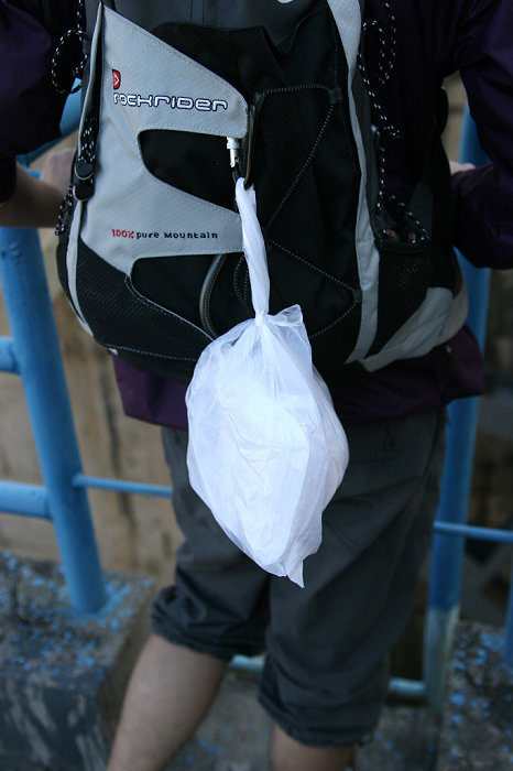 看见这个白色袋子吗，小鬼的垃圾袋，表扬下