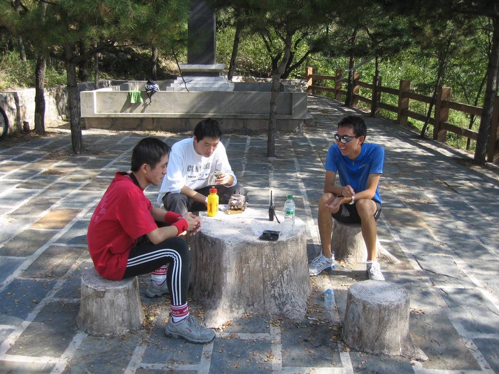 早上来的小鬼用手台调侃正在爬山的馄饨