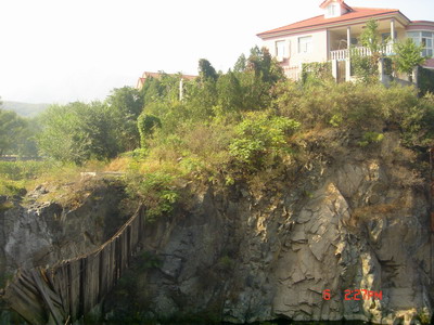 长草的别墅，曾经浪漫的吊桥