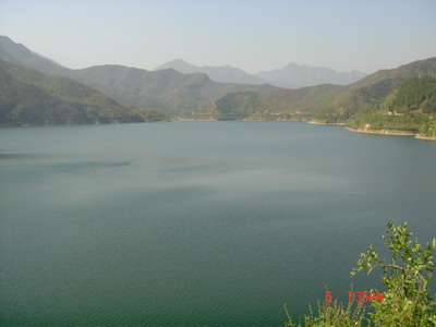 响潭水库位于北京昌平区南口镇西北约２．５公里处的潭峪沟中，温榆河支流北沙河狻猊沟出山口处。坝址在响潭村。1959 ...