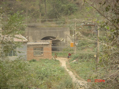 老奶奶，洞口，狗