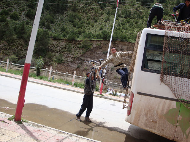 三人卸车，照顾我，让我一边照相去