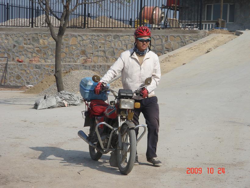 何总推着他的座驾上来了。强人，我们推车都推不动了快，他推摩托