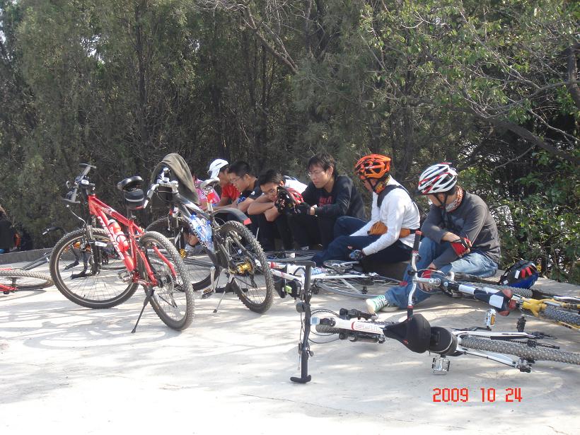 先到的弟兄们，排排坐，等待山下还没没上来的