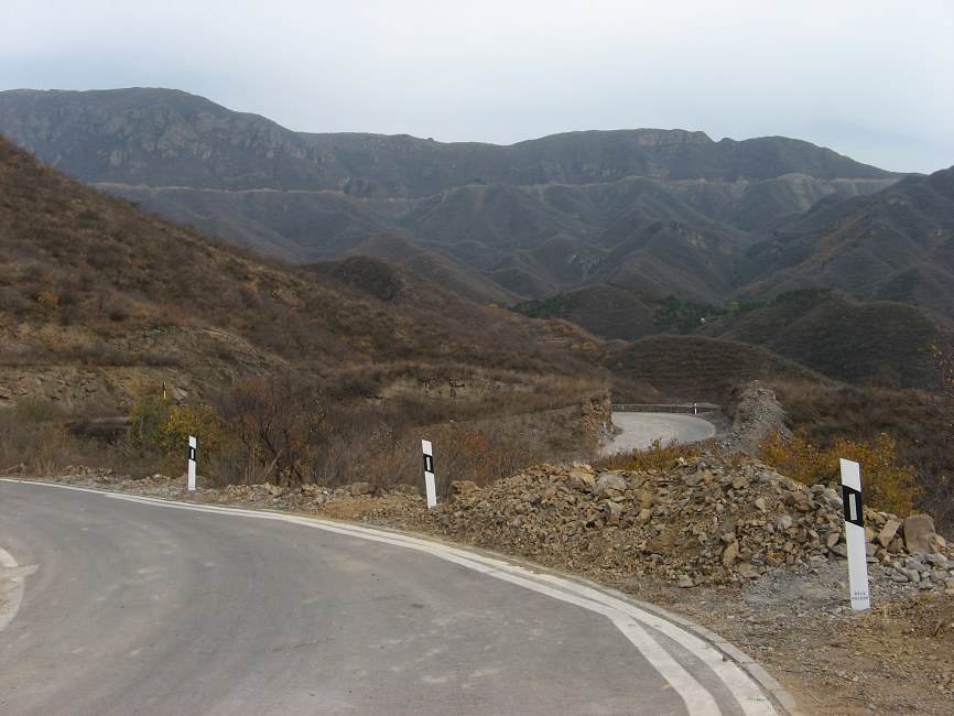 远处就是山顶的那段起伏路