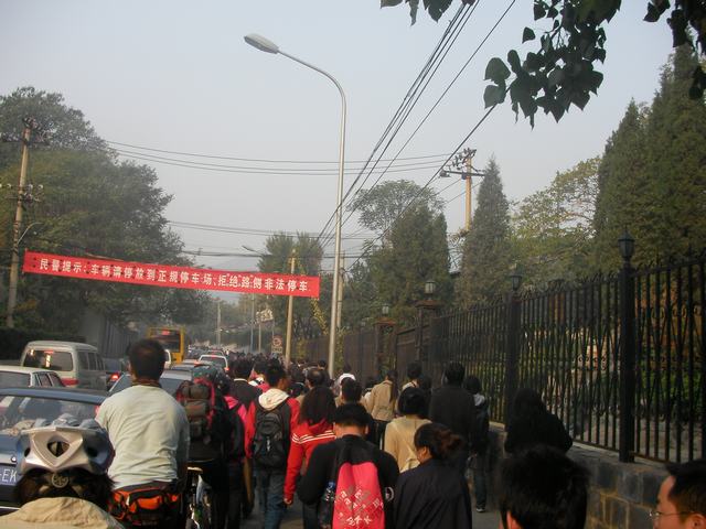 上山的人流车流