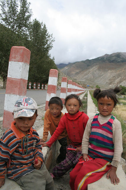 黑心的一品梅拿食物哄骗小孩子给他捶腿捶背，这就是“受害”的小朋友