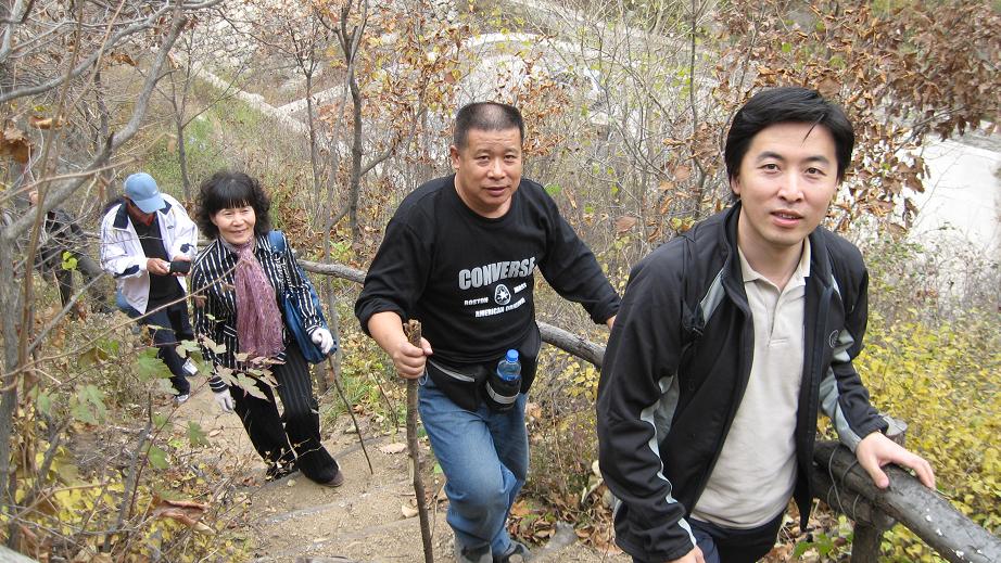 田老师带领大家爬山道.JPG