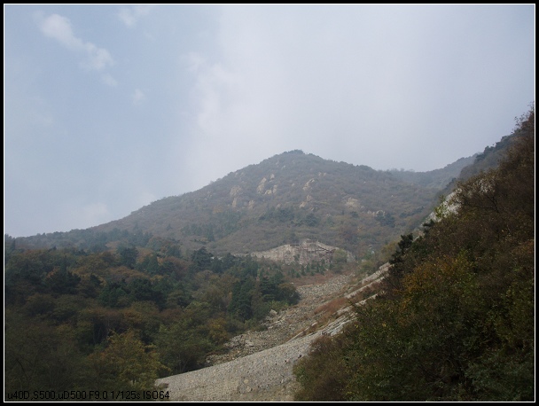 遥望远处的山顶，似乎近在眼前。