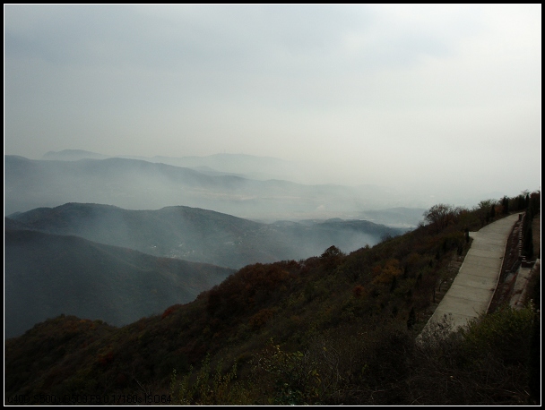站在山顶，看云雾缭绕。