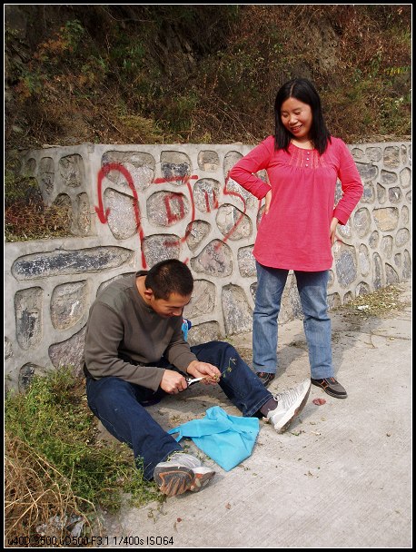 偶遇一对年轻的夫妇，明年就升级做父母了，每周末到山里收集野菊花仔，给未来的宝宝做睡枕。 ... ...