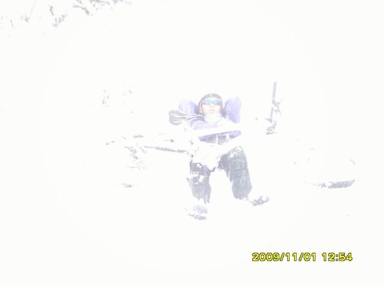 不知道怎么看不清 抱着车躺在雪里