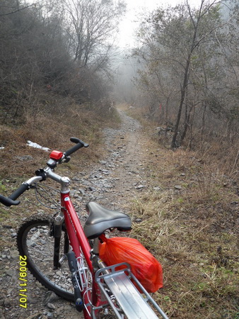 后边绑着的是垃圾袋