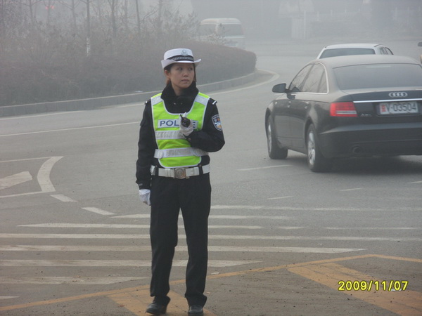 呵呵，拍的时候被发现了，不瞧我这边了