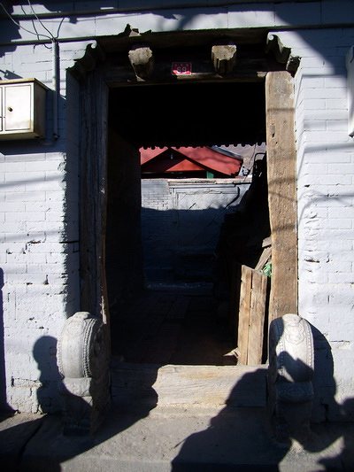 李连英家门前晒太阳