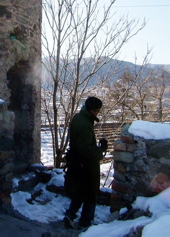 我们的随对摄影,看起来更象个战地记者!