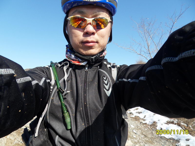 下了两个坡之后，已经一身泥了