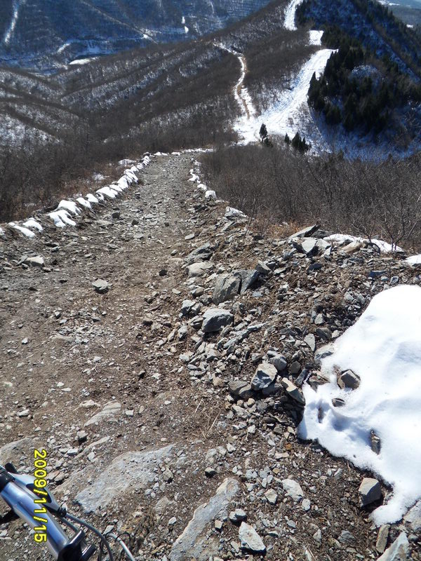 这个坡斗争了几次，还是没敢骑车下，推，太陡了！