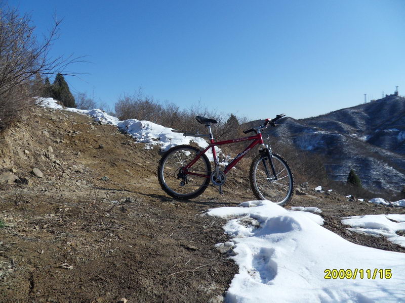 就是这里开始都是陡坡了，开始还能看见有自行车印，后来就都是脚印了，除了我的车印 ...