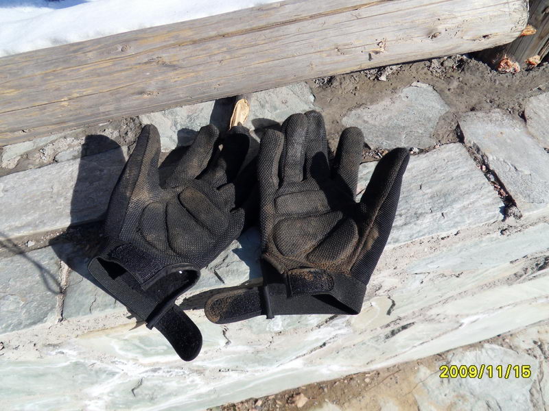 可怜的手套，摔了一小跤