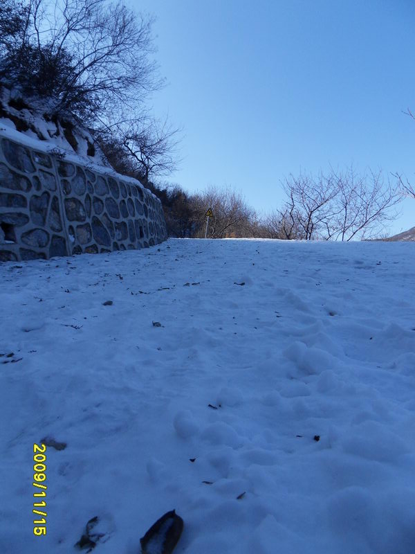 挂甲塔过了之后阴面都这路，原路返回时候就在这扎胎了