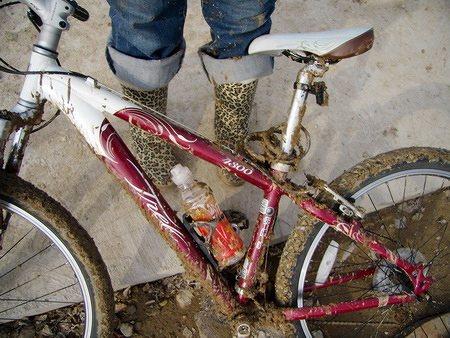 先来一张带泥的，配合一下主题：满身幸福的泥点子，满车快乐的大黄泥