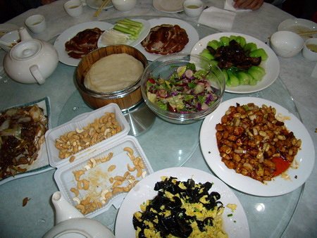 不等菜上齐了，免得太刺激没去上的同学