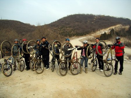 队形有点零乱，有点万马昂首齐鸣的架势？！