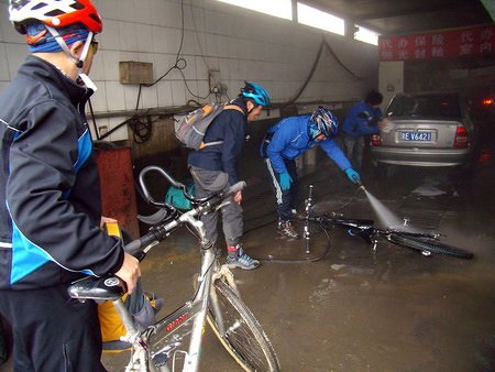 左手和老林自己动手洗车忙得自得其乐